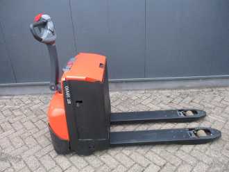 Used Forklift Truck TOYOTA LWE200 ELEKTRO NIEDERHUBWAGENDEICHSEL (13042223) backdrop