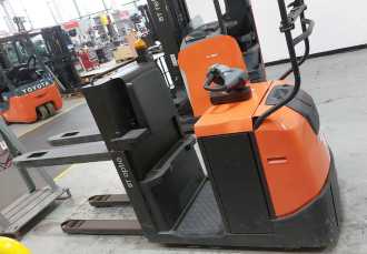 Used Forklift Truck TOYOTA OSE120 ELEKTRO NIEDERHUBKOMMISSIONIERER (13019517) backdrop