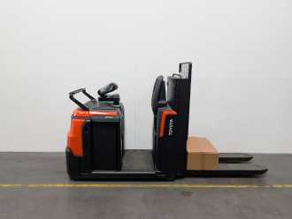 Used Forklift Truck TOYOTA OSE120 *sofort verfügbar* ELEKTRO NIEDERHUBKOMMISSIONIERER (13067880) backdrop