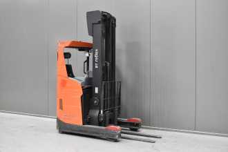 Used Forklift Truck TOYOTA RRE 160 H /58150/ ELEKTRO SCHUBMASTSTAPLER (13060156) backdrop
