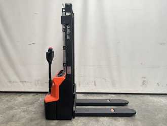 Used Forklift Truck TOYOTA SHE100-2900 ELEKTRO HOCHHUBWAGENDEICHSEL (13075495) backdrop