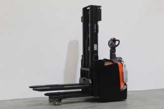 Used Forklift Truck TOYOTA SPE120L ELEKTRO HOCHHUBWAGENDEICHSEL (13043312) backdrop