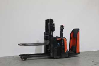 Used Forklift Truck TOYOTA SPE200D ELEKTRO HOCHHUBWAGENDEICHSEL (13019511) backdrop
