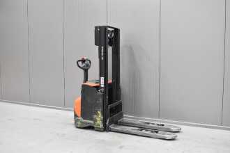 Used Forklift Truck TOYOTA SWE 120 /57605/ ELEKTRO HOCHHUBKOMMISSIONIERER (13039653) backdrop