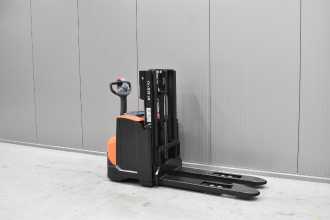 Used Forklift Truck TOYOTA SWE 120 /57606/ ELEKTRO HOCHHUBKOMMISSIONIERER (13042496) backdrop