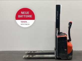 Used Forklift Truck TOYOTA SWE080L ELEKTRO HOCHHUBWAGENDEICHSEL (12983547) backdrop