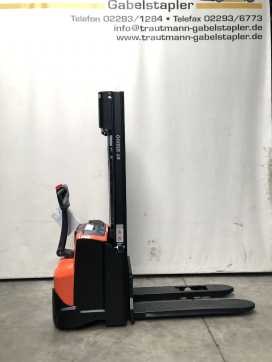 Used Forklift Truck TOYOTA SWE120 ELEKTRO HOCHHUBWAGENDEICHSEL (13040148) backdrop