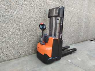Used Forklift Truck TOYOTA SWE120 ELEKTRO HOCHHUBWAGENDEICHSEL (13067365) backdrop
