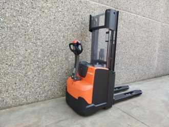 Used Forklift Truck TOYOTA SWE120 LI-ION ELEKTRO HOCHHUBWAGENDEICHSEL (13067369) backdrop
