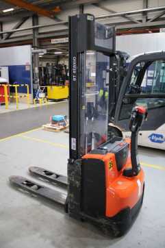 Used Forklift Truck TOYOTA SWE120 *sofort verfügbar* ELEKTRO HOCHHUBWAGENDEICHSEL (13067872) backdrop