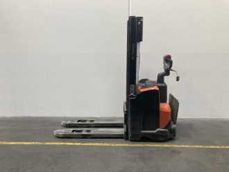 Used Forklift Truck TOYOTA SWE120 *sofort verfügbar* ELEKTRO HOCHHUBWAGENDEICHSEL (13068324) backdrop