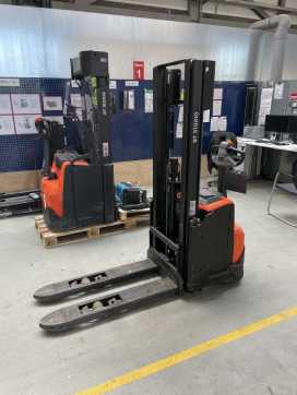 Used Forklift Truck TOYOTA SWE120L ELEKTRO HOCHHUBWAGENDEICHSEL (13046799) backdrop