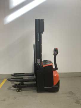Used Forklift Truck TOYOTA SWE120L *sofort verfügbar* ELEKTRO HOCHHUBWAGENDEICHSEL (13063063) backdrop