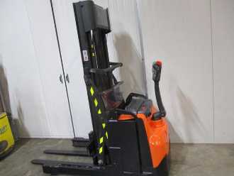 Used Forklift Truck TOYOTA SWE120XR ELEKTRO HOCHHUBWAGENDEICHSEL (13071599)