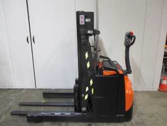 Used Forklift Truck TOYOTA SWE120XR ELEKTRO HOCHHUBWAGENDEICHSEL (13071602) backdrop