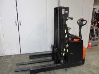 Used Forklift Truck TOYOTA SWE120XR ELEKTRO HOCHHUBWAGENDEICHSEL (13071602)