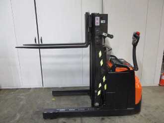 Used Forklift Truck TOYOTA SWE120XR ELEKTRO HOCHHUBWAGENDEICHSEL (13071602)