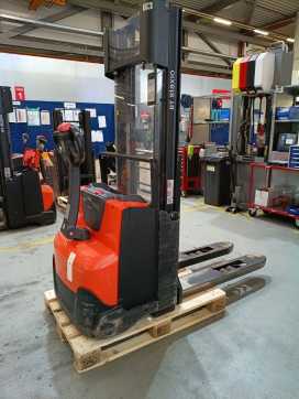 Used Forklift Truck TOYOTA SWE140 ELEKTRO HOCHHUBWAGENDEICHSEL (13043315) backdrop