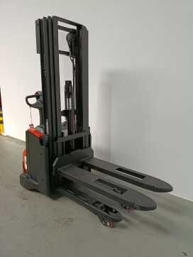 Used Forklift Truck TOYOTA SWE140L *sofort verfügbar* ELEKTRO HOCHHUBWAGENDEICHSEL (13063511) backdrop