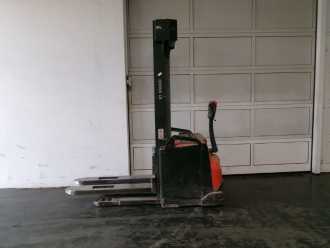 Used Forklift Truck TOYOTA SWE160 ELEKTRO HOCHHUBWAGENDEICHSEL (13040960) backdrop
