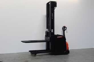 Used Forklift Truck TOYOTA SWE160L ELEKTRO HOCHHUBWAGENDEICHSEL (13034886) backdrop