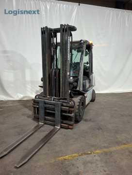 Used Forklift Truck UNICARRIERS DX 30 GAS VIERRADFRONTSTAPLER (13069857) backdrop