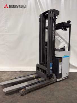 Used Forklift Truck UNICARRIERS Fahrerquersitz - TELESKOPGABELN - Hub.5.800mm - 1t ELEKTRO SEITENSTAPLER (12914436)