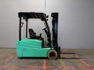 Used Forklift Truck YALE ERP20VTLWB ELEKTRO DREIRADFRONTSTAPLER (13072145) backdrop