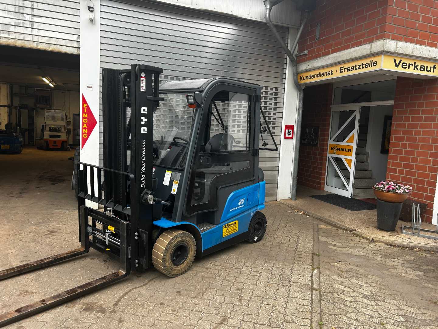 Wózki widłowe używane BYD ECB25C ELEKTRO VIERRADFRONTSTAPLER (12979324)