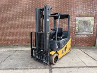 Wózki widłowe używane CATERPILLAR 2ET4000 ELEKTRO DREIRADFRONTSTAPLER (13072020)
