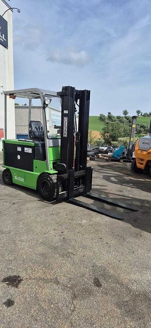 Wózki widłowe używane CESAB COMPACT 300 ELEKTRO VIERRADFRONTSTAPLER (13046894)