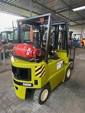 Wózki widłowe używane CLARK GPM15 GAS VIERRADFRONTSTAPLER (12998707)
