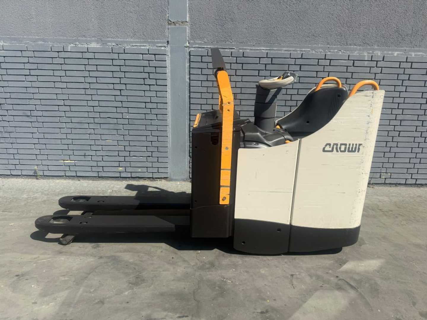 Wózki widłowe używane CROWN WT 3040 Baujahr 2018/ Stunden 2146 Akku 2019 ELEKTRO HOCHHUBWAGENDEICHSEL (13064198)