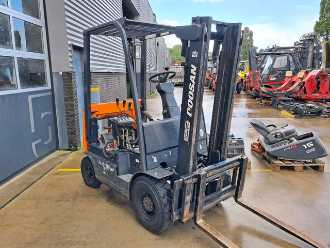 Wózki widłowe używane DOOSAN D15S-5 DIESEL VIERRADFRONTSTAPLER (13073357)