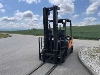 Wózki widłowe używane DOOSAN D25S-7 DIESEL VIERRADFRONTSTAPLER (13043965)