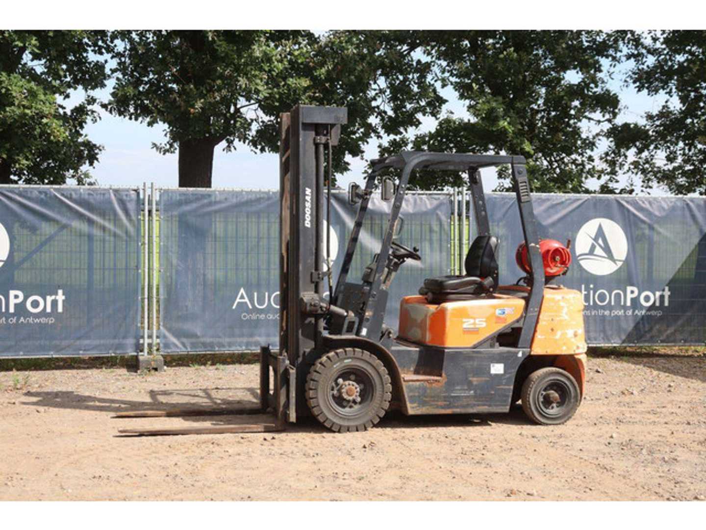 Wózki widłowe używane DOOSAN G25G GAS VIERRADFRONTSTAPLER (13065086)