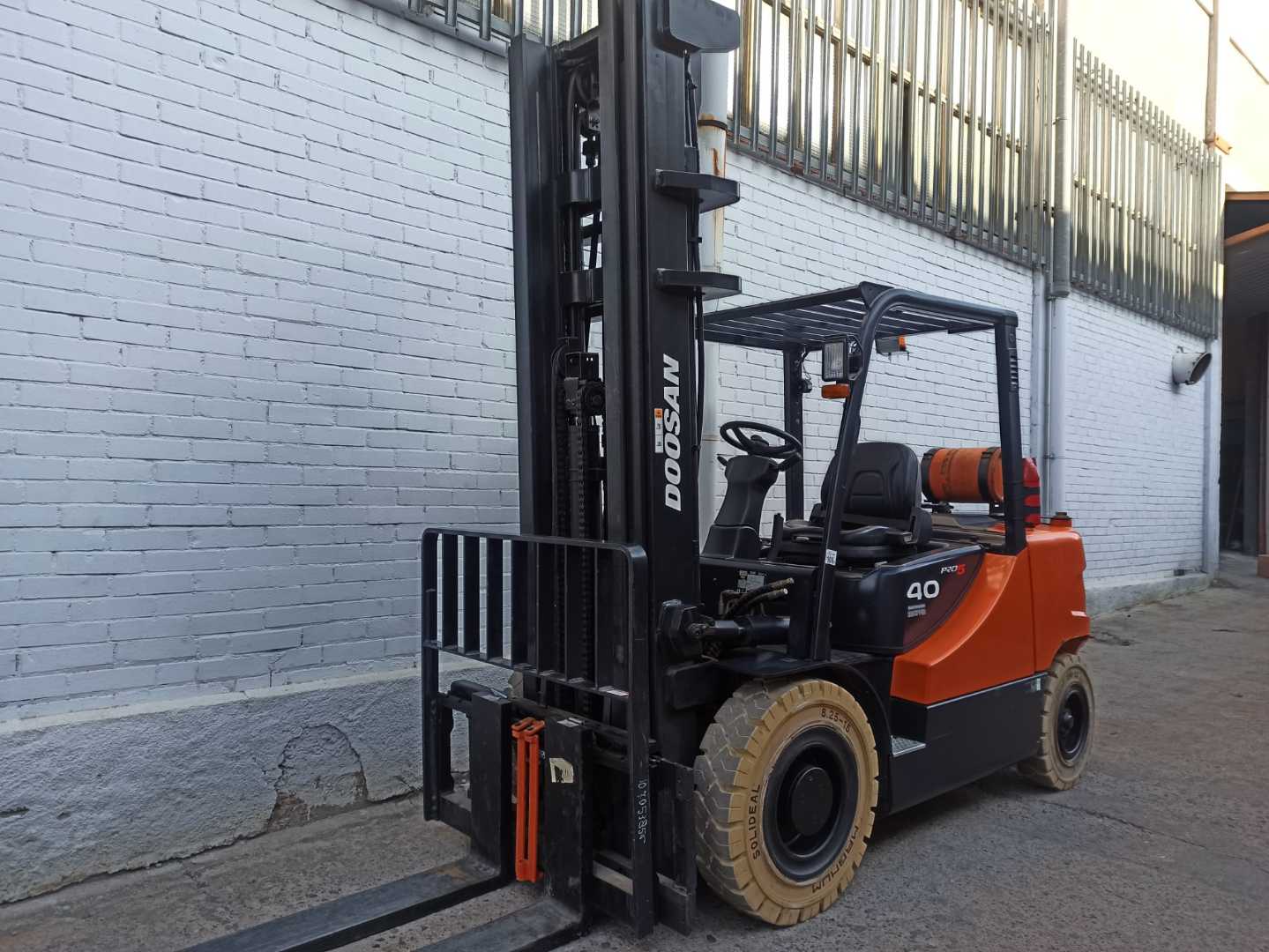 Wózki widłowe używane DOOSAN G40SC-5 GAS VIERRADFRONTSTAPLER (13046483)