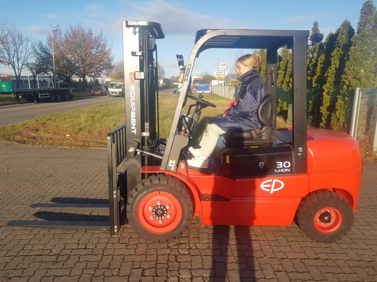 Wózki widłowe używane EP EFL302 ELEKTRO VIERRADFRONTSTAPLER (13050168)