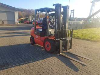 Wózki widłowe używane EP EFL302 ELEKTRO VIERRADFRONTSTAPLER (13050168)