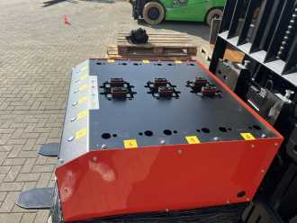 Wózki widłowe używane EP EFL302X4 ELEKTRO VIERRADFRONTSTAPLER (12989929)