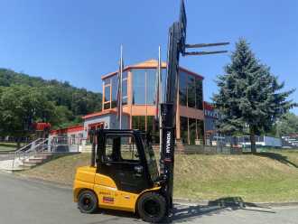 Wózki widłowe używane HYUNDAI 35 DN-9V DIESEL VIERRADFRONTSTAPLER (13047323)