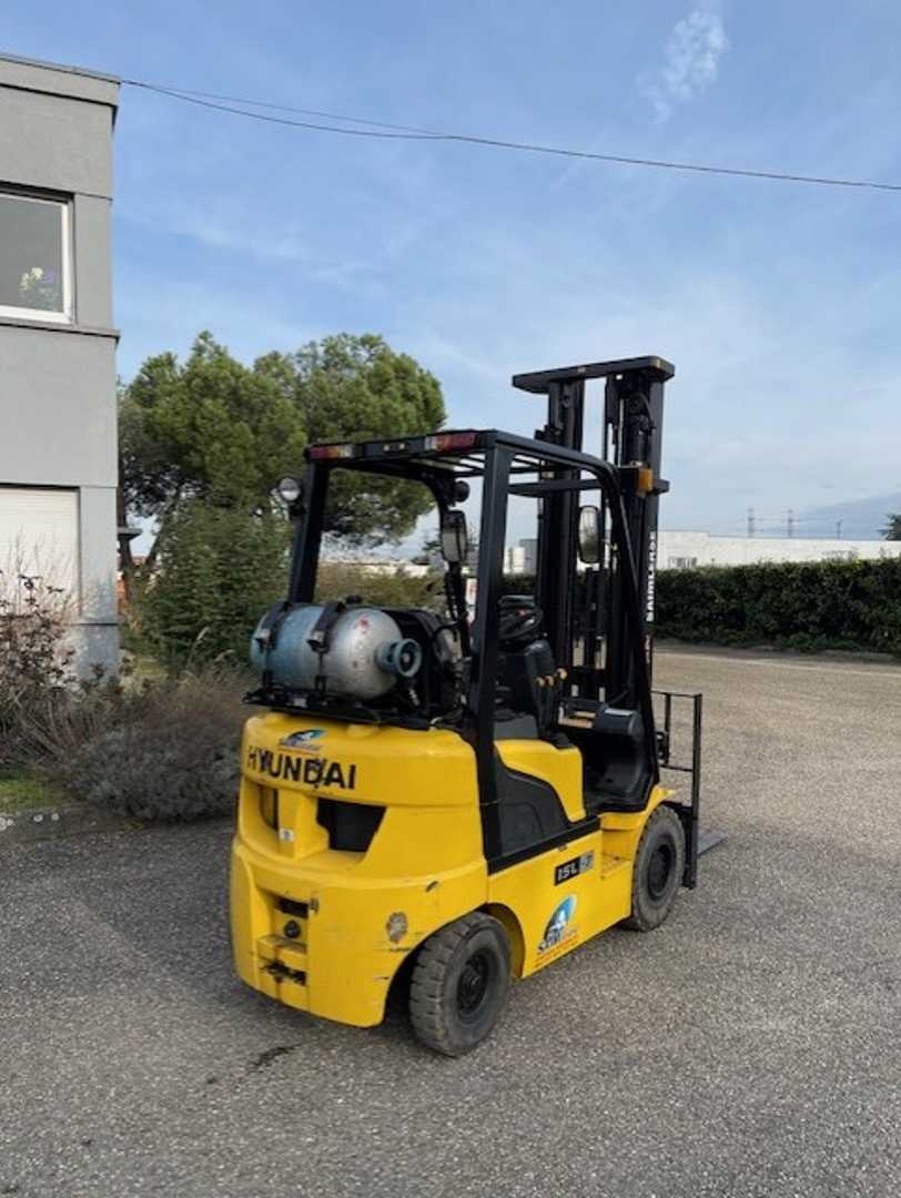 Wózki widłowe używane HYUNDAI chariot élévateur à fourches GAS VIERRADFRONTSTAPLER (13046106)