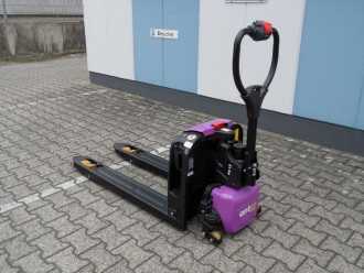 Wózki widłowe używane JUNGHEINRICH AntOn PTL 1.5 mit Stützrädern - Neugerät! ELEKTRO NIEDERHUBWAGENDEICHSEL (13022488) backdrop