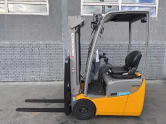 Wózki widłowe używane JUNGHEINRICH EFG 110k Baujahr 2022 / Stunden 566 Neuwertig ELEKTRO DREIRADFRONTSTAPLER (13075702)