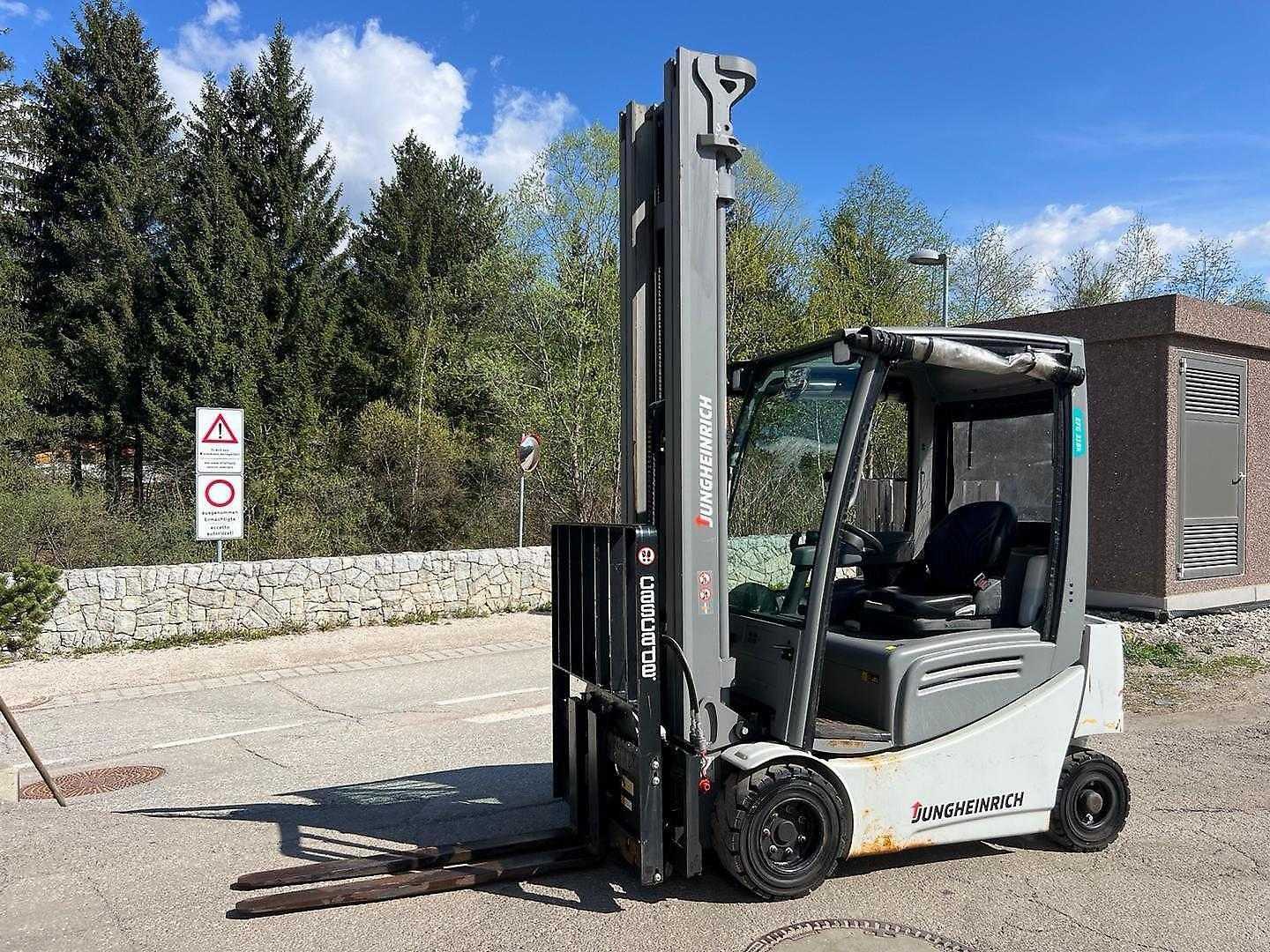 Wózki widłowe używane JUNGHEINRICH EFG 318k - 700DZ ELEKTRO VIERRADFRONTSTAPLER (13055969)