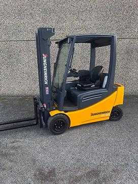 Wózki widłowe używane JUNGHEINRICH EFG 320 NEW BATTERY  ELEKTRO VIERRADFRONTSTAPLER (13053593) backdrop