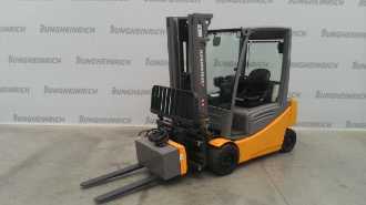 Wózki widłowe używane JUNGHEINRICH EFG 320 SP GE 100-470 DZ LI ION ELEKTRO VIERRADFRONTSTAPLER (13043495) backdrop