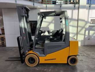 Wózki widłowe używane JUNGHEINRICH EFG 425 / Triplex 5500 mm / NEUGERÄT ELEKTRO VIERRADFRONTSTAPLER (13068275) backdrop