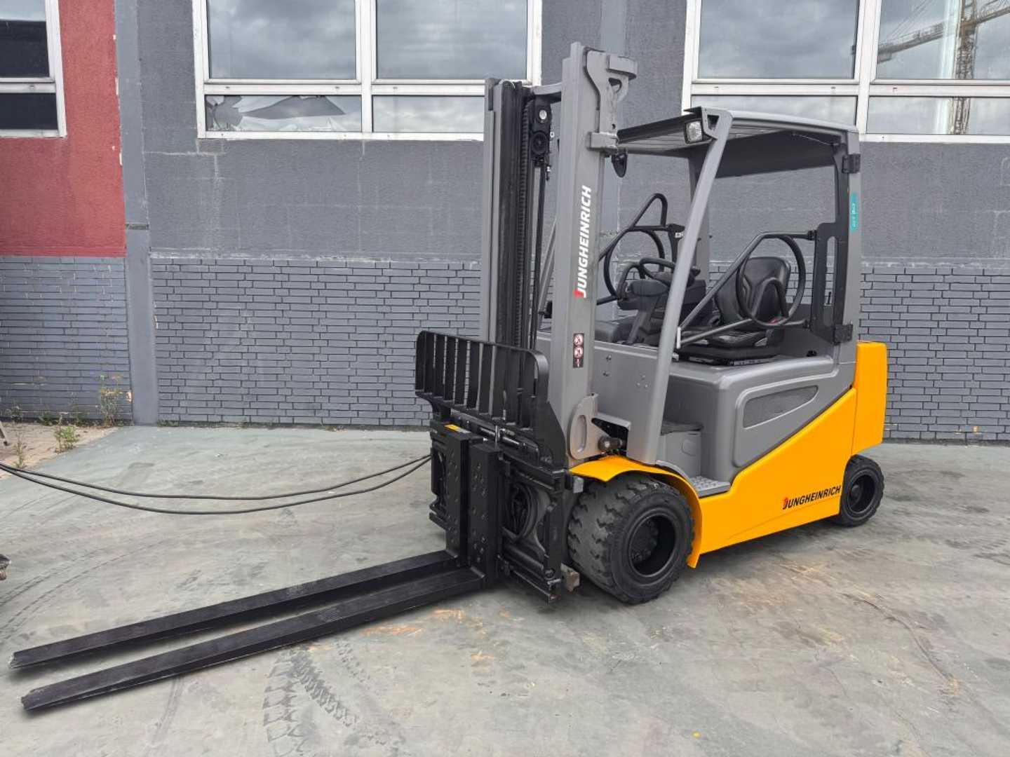 Wózki widłowe używane JUNGHEINRICH EFG 430 Baujahr 2019/ Stunden 13656/ Akku NEU 2026 ELEKTRO VIERRADFRONTSTAPLER (13047357)