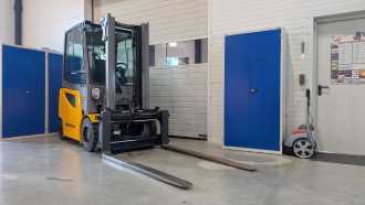 Wózki widłowe używane JUNGHEINRICH EFG 430k G180-310ZT ELEKTRO VIERRADFRONTSTAPLER (13053158)